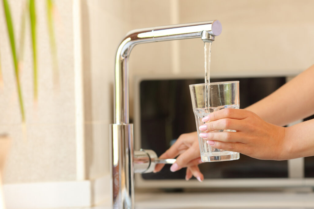 Filling glass with filtered water from faucet